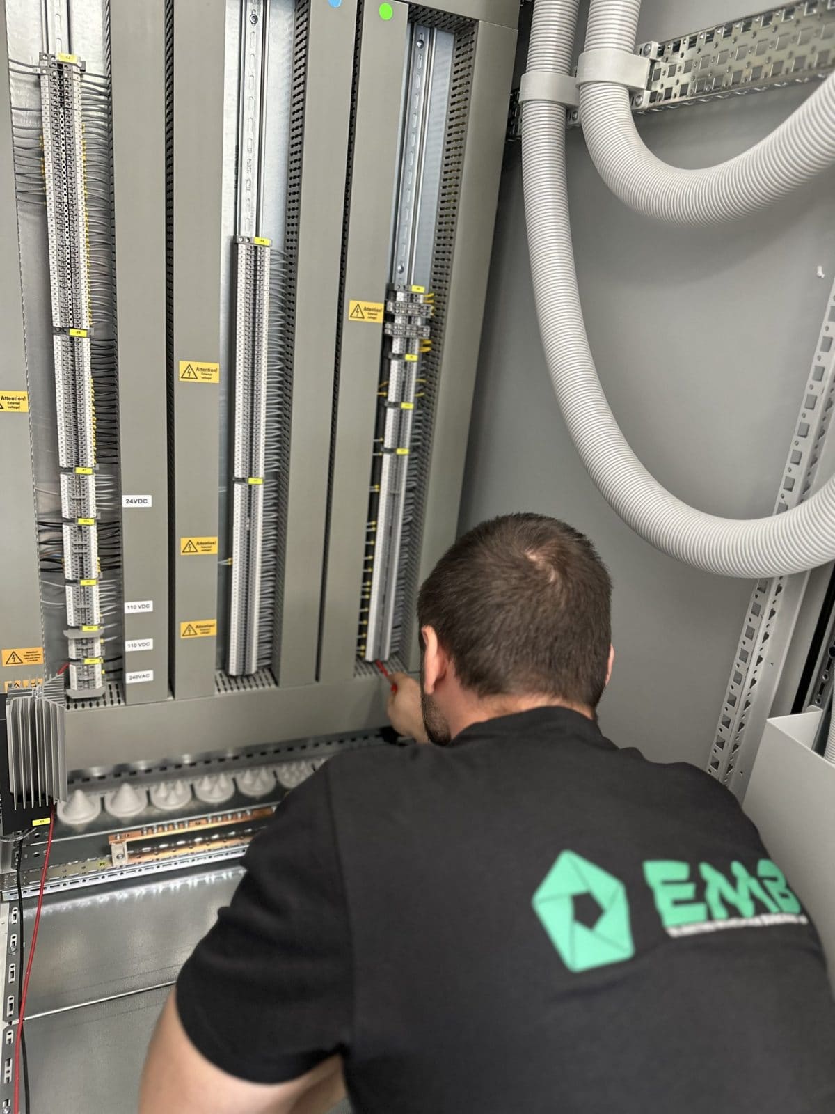 EMB Mitarbeiter beim Schaltschrankbau – Neutraubling bei Regensburg