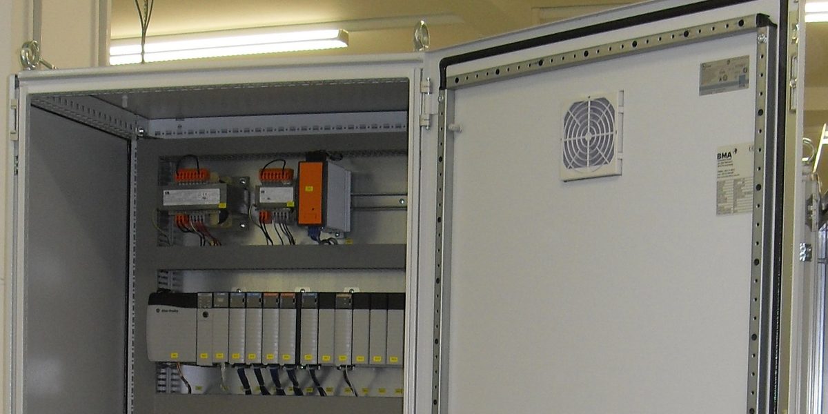 Professioneller Schaltschrankbau – Planung und Verdrahtung eines Industrieschaltschranks bei EMB Neutraubling