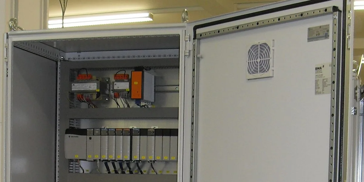 Offener Industrieschaltschrank mit Steuerungstechnik während der Verdrahtung – EMB Neutraubling