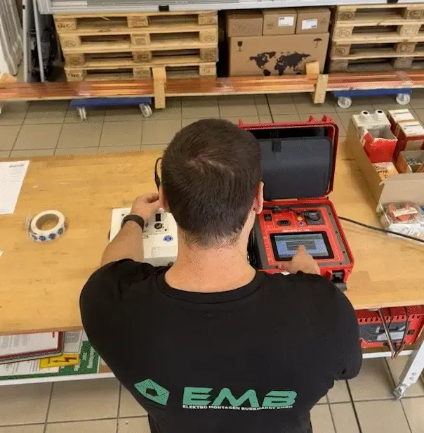 Elektrofachkraft von EMB prüft eine Unterverteilung mit dem Messgerät
