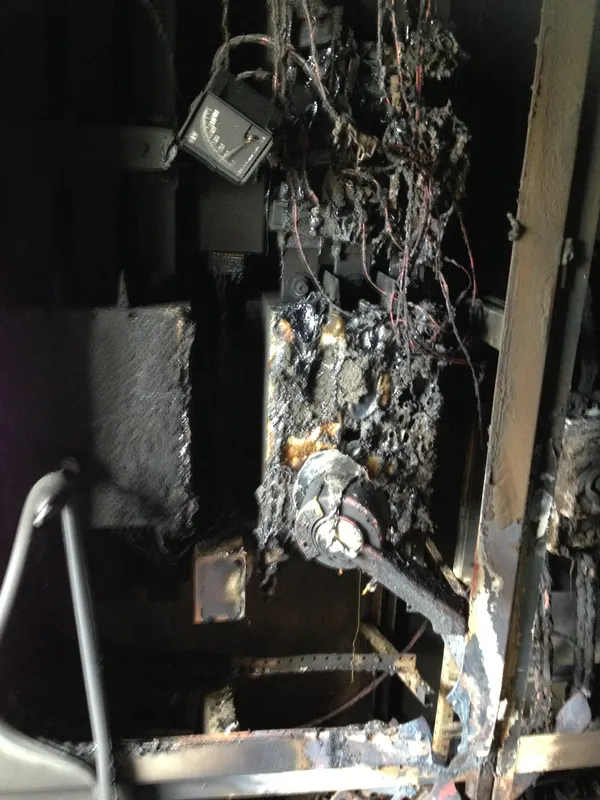 Elektrobrand in einem Industrieschaltschrank – verschmorte Verdrahtung