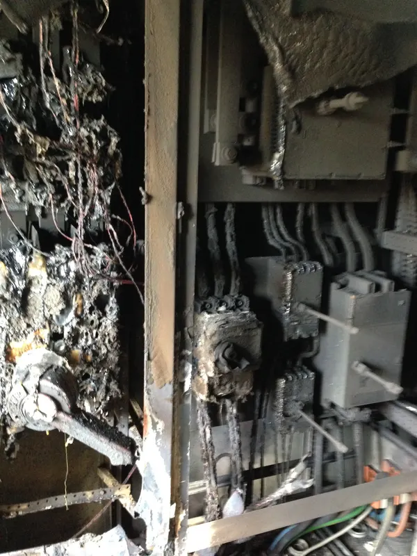 Brandschaden an Schaltschrankkomponenten durch überhitzte Verbindung