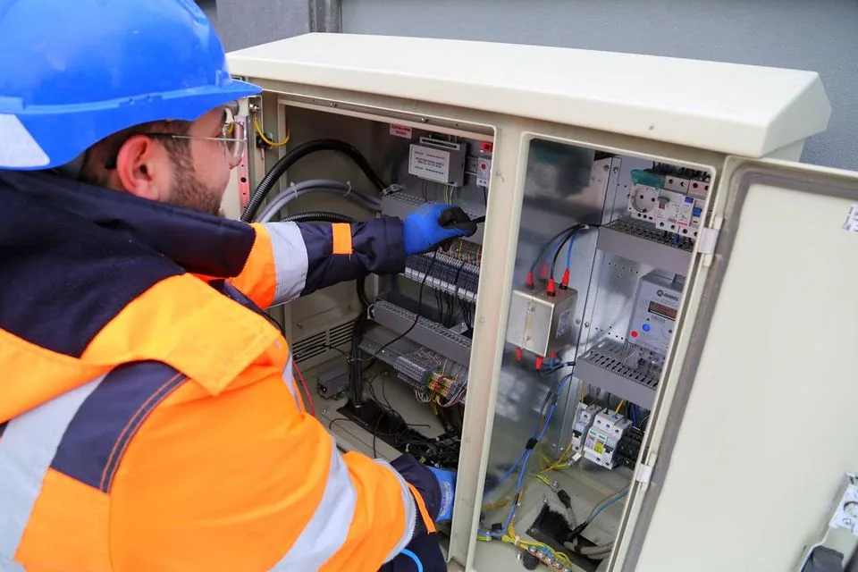 Elektrofachkraft prüft eine von 58 Unterverteilungen in einem Industriebetrieb
