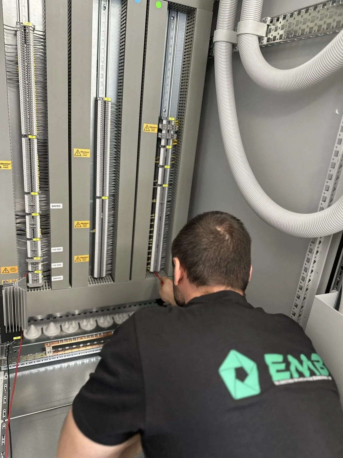 EMB Mitarbeiter beim Schaltschrankbau in Neutraubling bei Regensburg