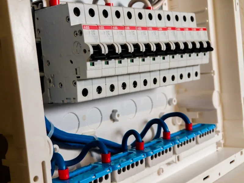 Elektroinstallation – Sicherungsautomaten mit professioneller Verdrahtung im Verteilerkasten