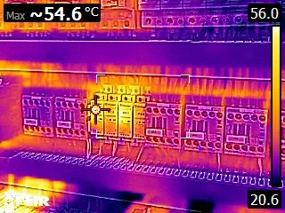 Thermographie-Detailaufnahme: Hotspot an einer Klemmleiste im Schaltschrank